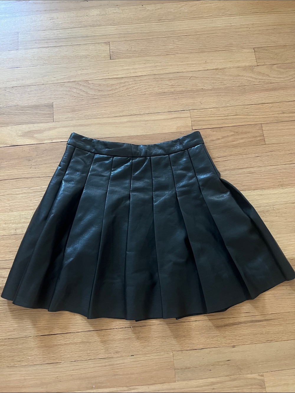 T TAHARI Black Pleated Faux Leather Mini Skirt